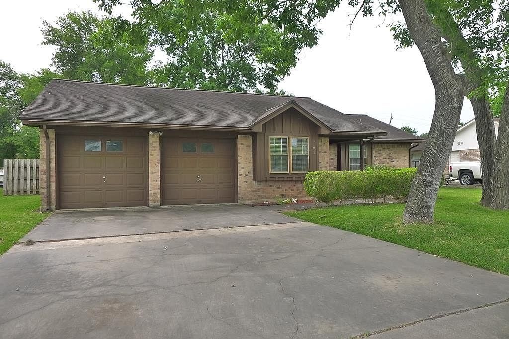 203 S Yaupon St, Lake Jackson, TX 77566