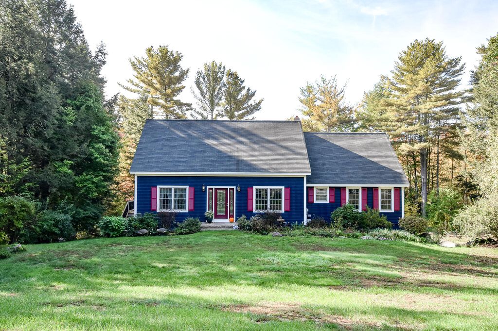 29 Canterbury Ct, Springvale, ME 04083
