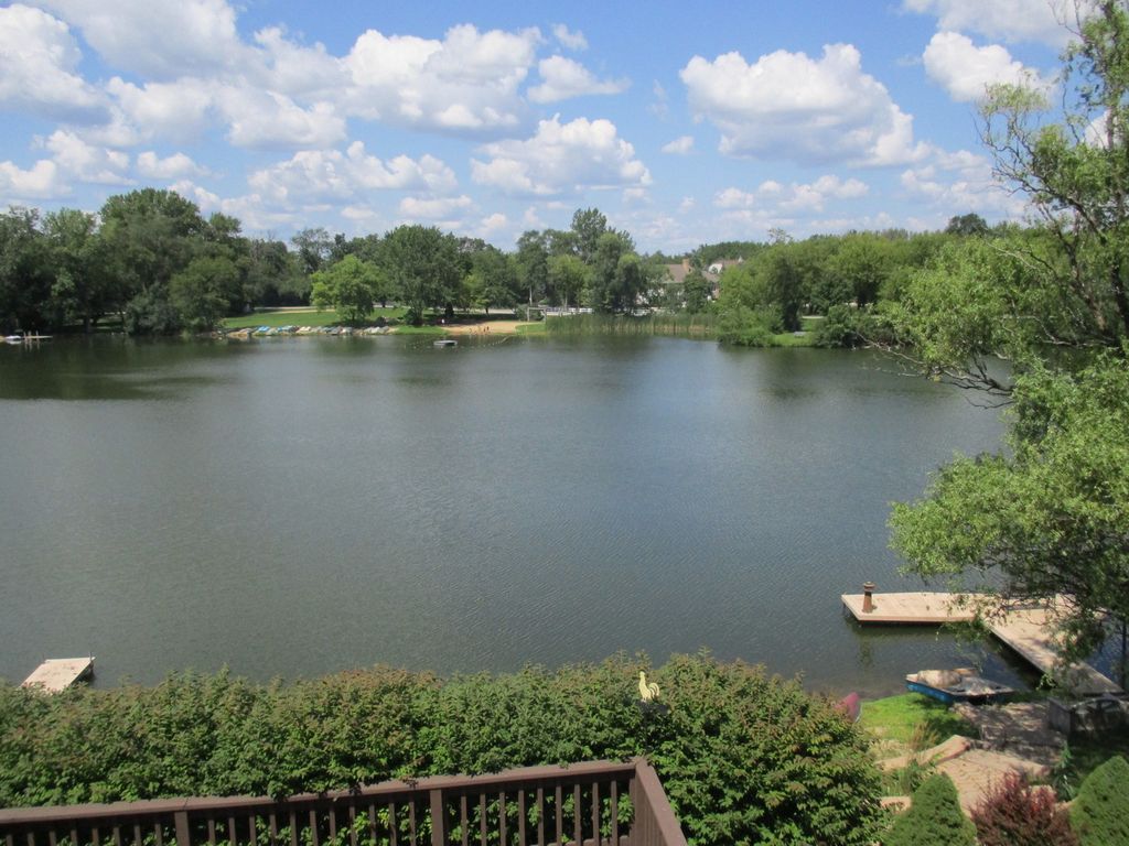 27094 W Lakeview Dr S, Lake Barrington, IL 4 Bed, 3.5 Bath Single