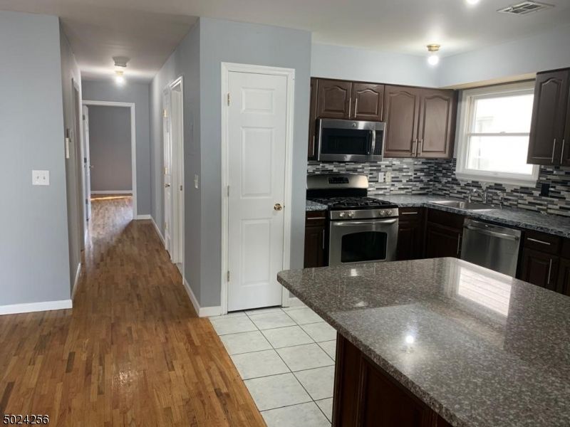 75 Sumo Village Ct, Newark, NJ - 6 Bed, 4 Bath Multi-Family Home - 19