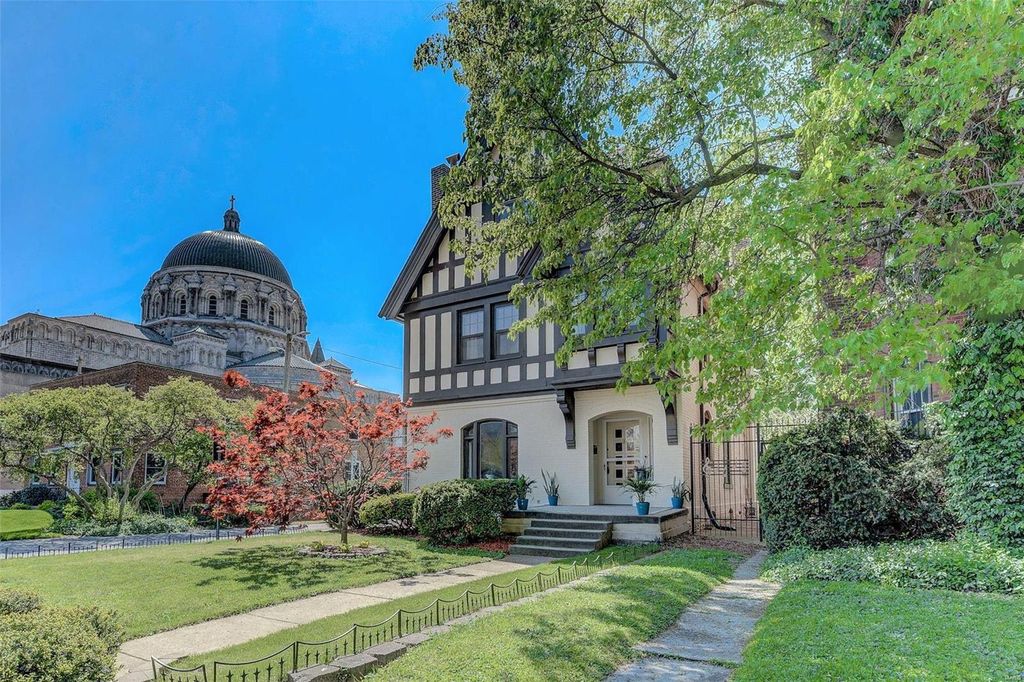 4448 Maryland Ave, Saint Louis, MO 63108