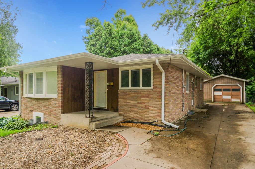 1251 Melrose Ave, Iowa City, IA 5 Bed, 2 Bath SingleFamily Home 10