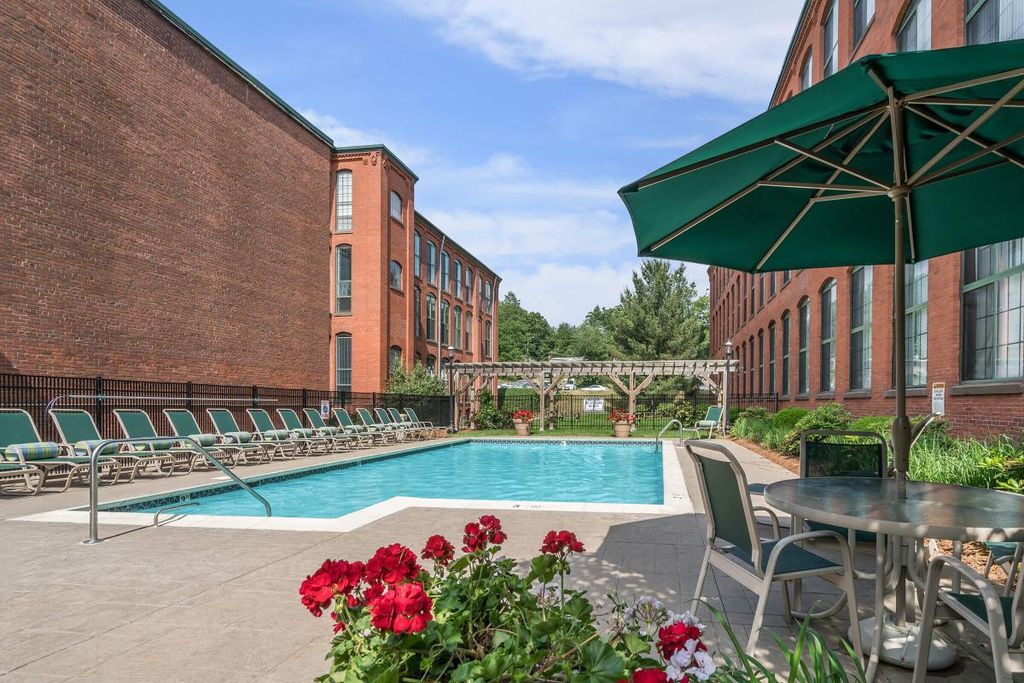 91 Elm St, Manchester, CT 06040