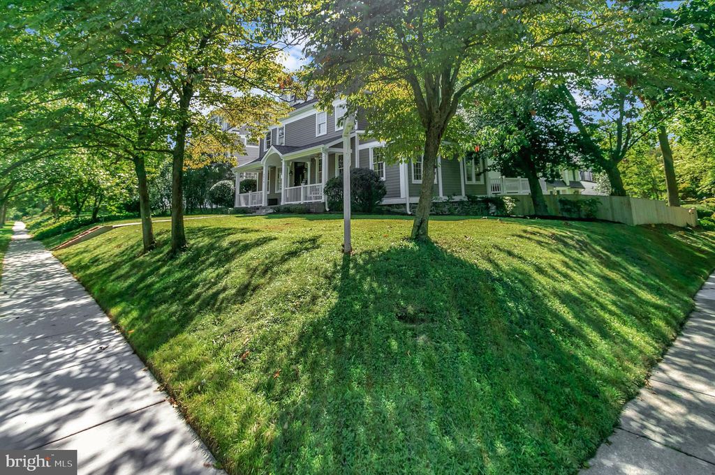 3916 Blackthorn St, Chevy Chase, MD 20815