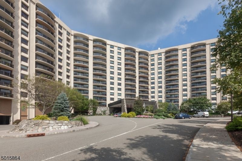 2 Claridge Dr #10GE, Verona, NJ 07044