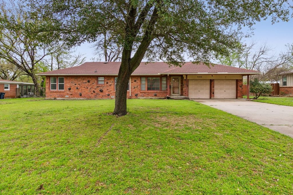 3966 Shannon Dr, Fort Worth, TX 76116