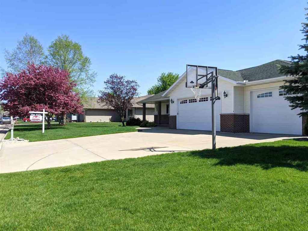 2017 Cherokee Dr, Prairie Du Sac, WI 5 Bed, 4 Bath SingleFamily Home