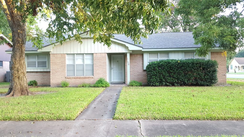 245 Anglewood Ct, Angleton, TX 77515