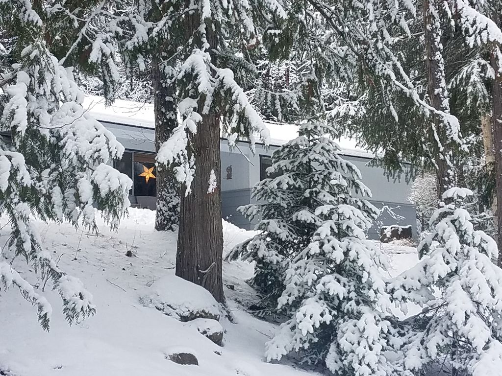 4624 Lakeshore Dr, Sagle, ID 83860
