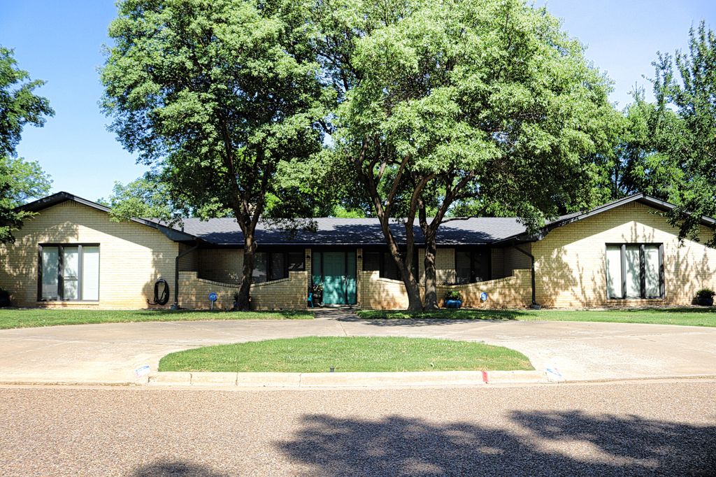 306 Lometa Dr, Plainview, TX 79072