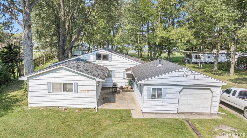 4705 Parker Dr, Howell, MI 48843