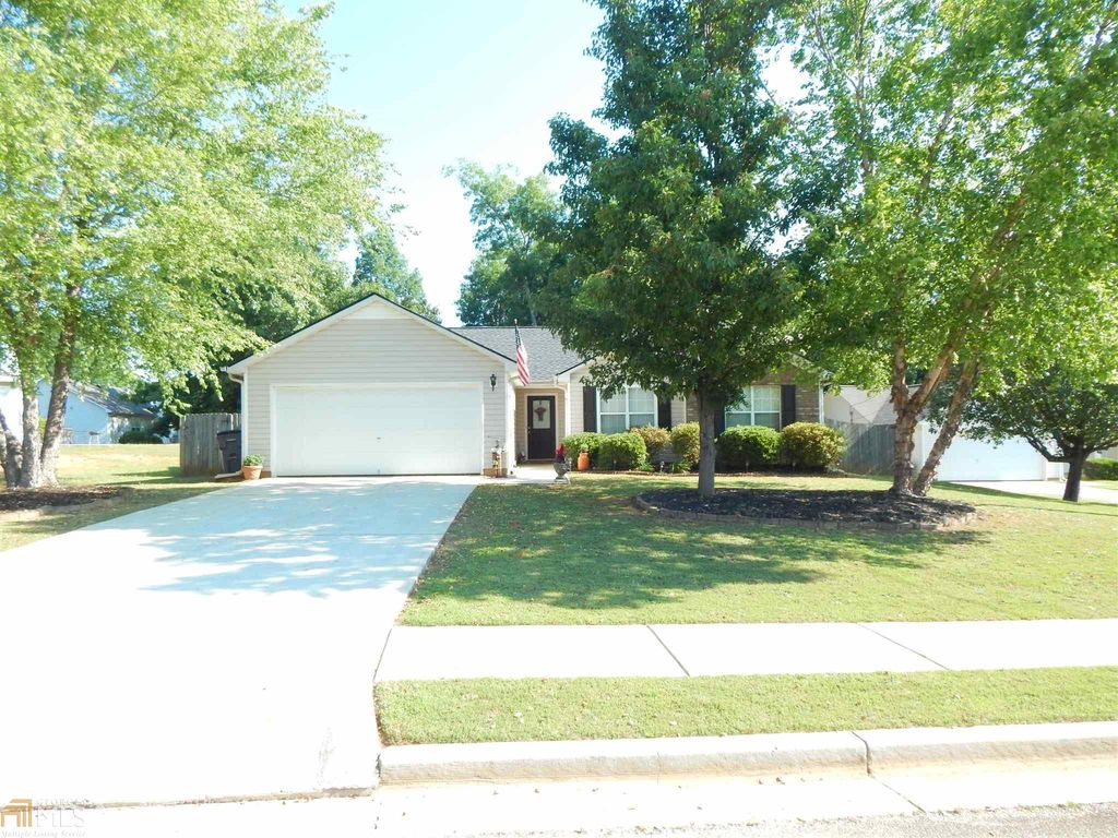 200 Waters Edge Dr, Locust Grove, GA 30248