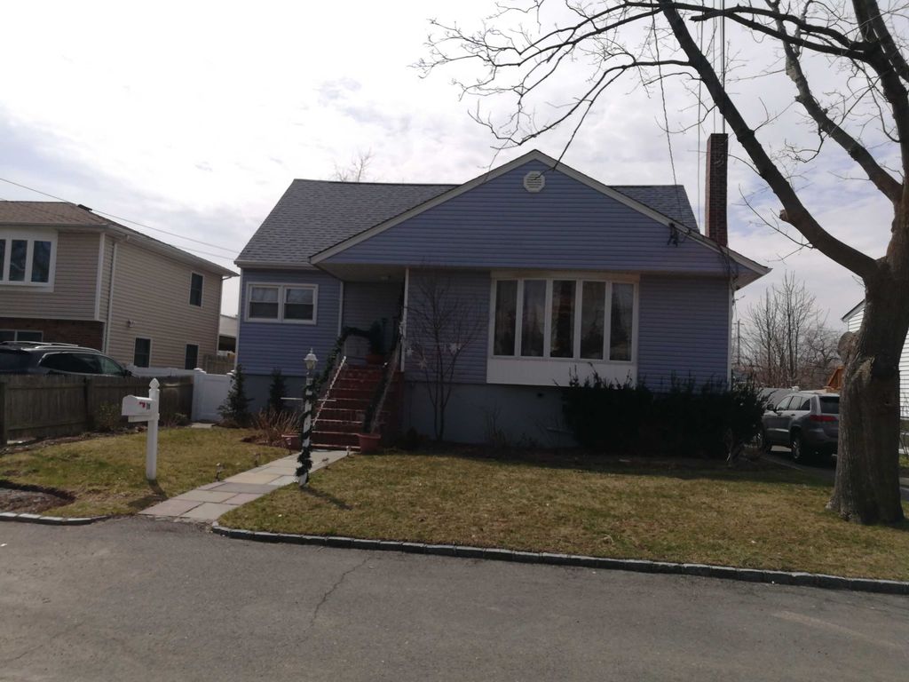 16 4th St, Bayville, NY 11709