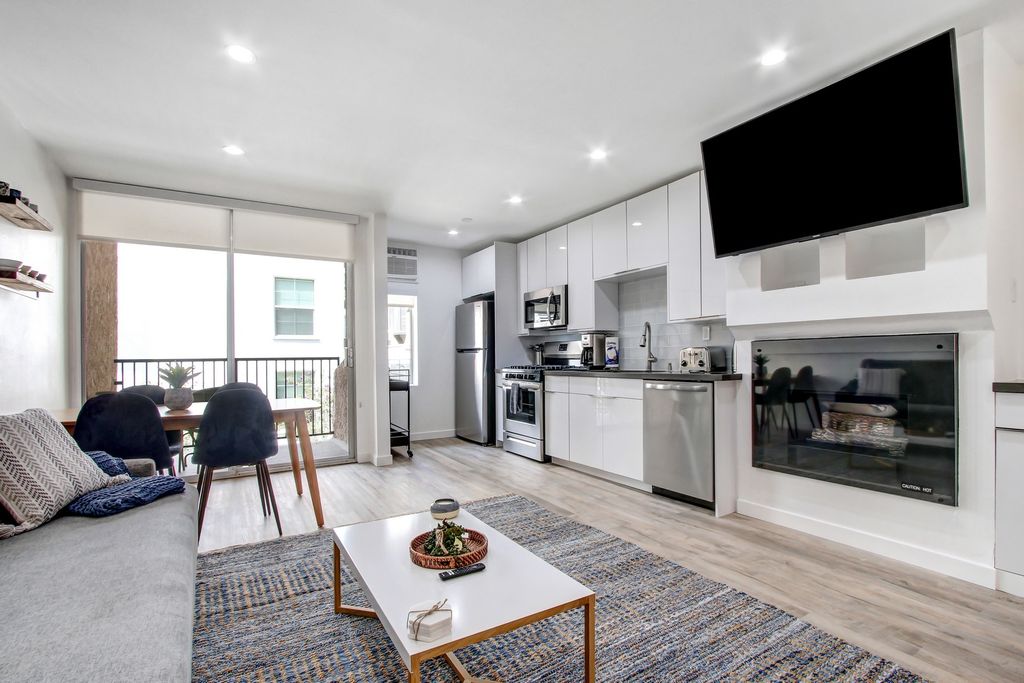 1033 Hilgard Ave, Los Angeles, CA 90024