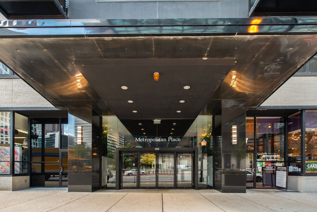 130 S Canal St #9L, Chicago, IL 60606