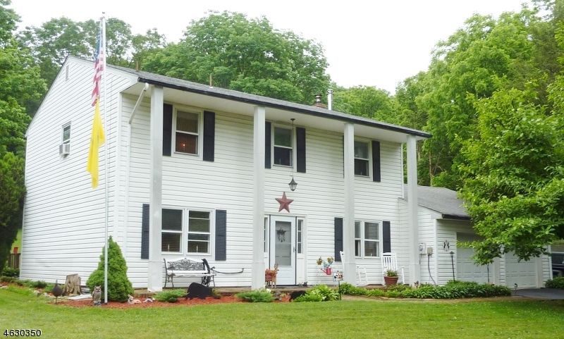 14 Rolling View Dr, Hackettstown, NJ 07840