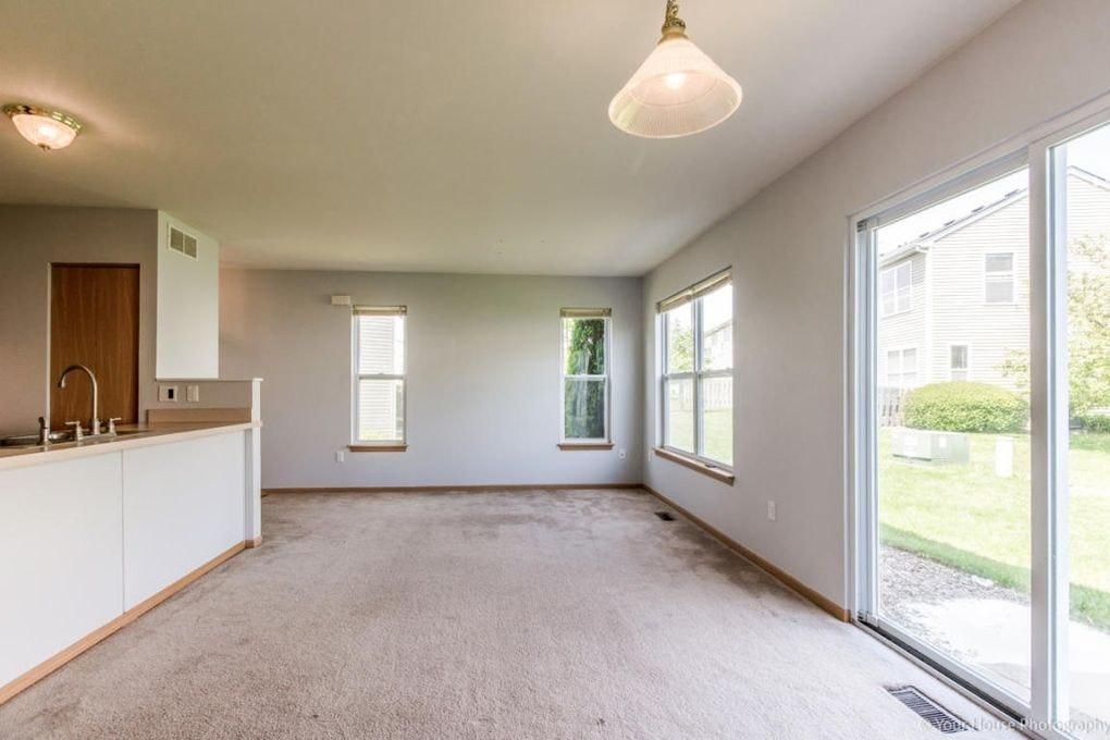 1401 Hunters Ridge Dr, Genoa City, WI 53128