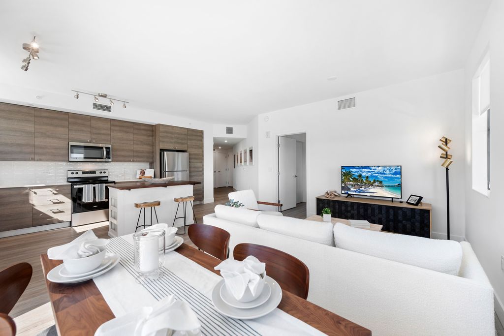 15055 Biscayne Blvd, Miami, FL 33181
