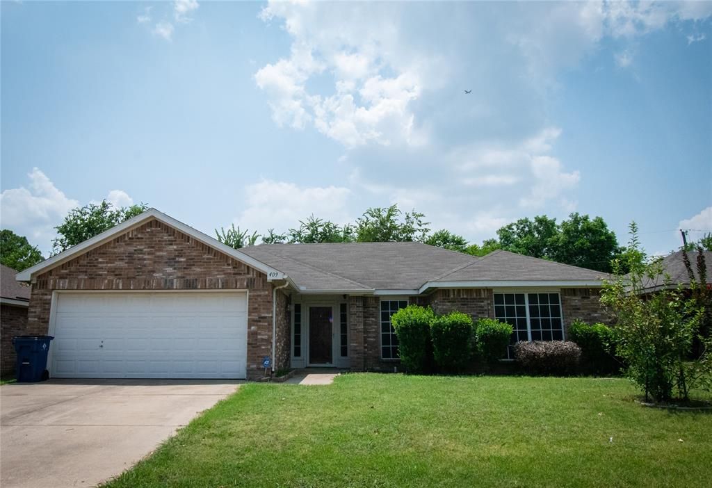 409 Oxford St, Burleson, TX 76028