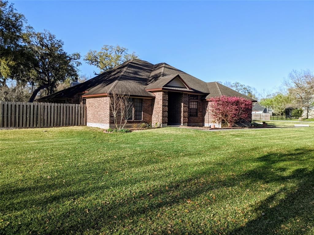 1602 McFadden Rd, Lake Jackson, TX 77566