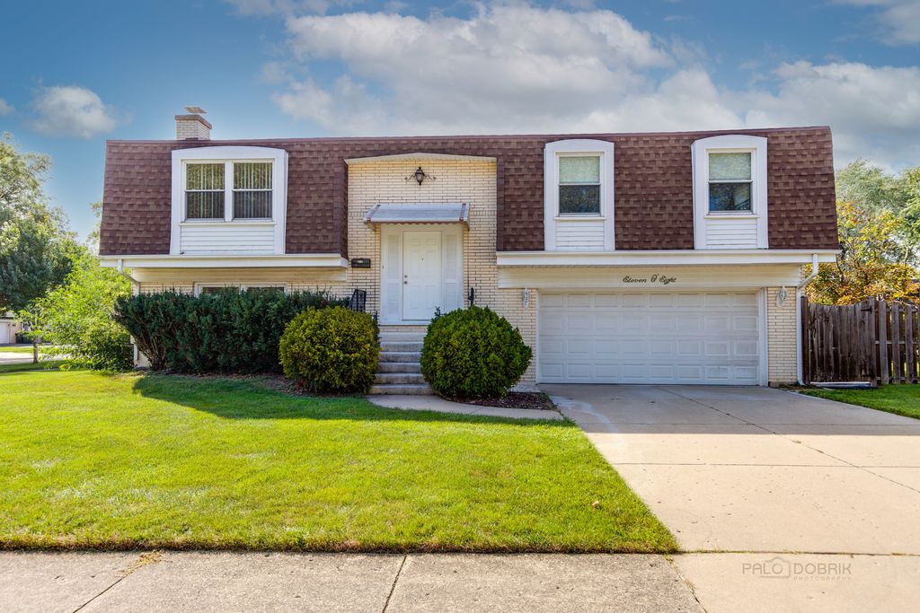 1108 N King Arthur Ct, Palatine, IL 60067