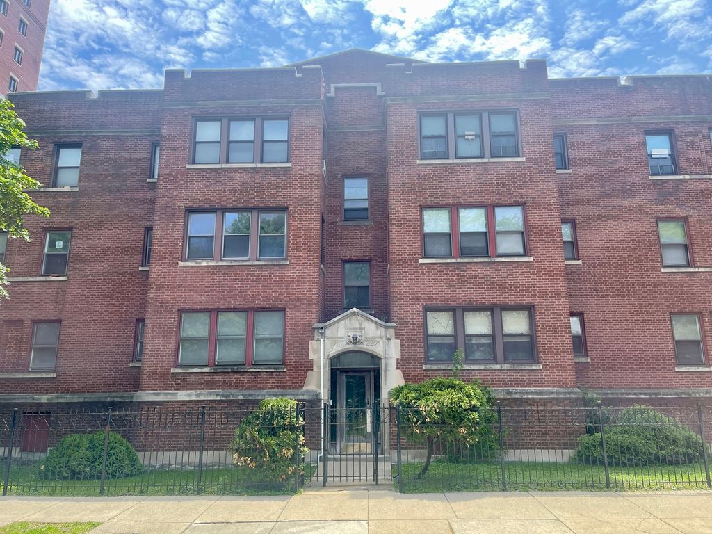 2207 E 67th St #2, Chicago, IL 60649