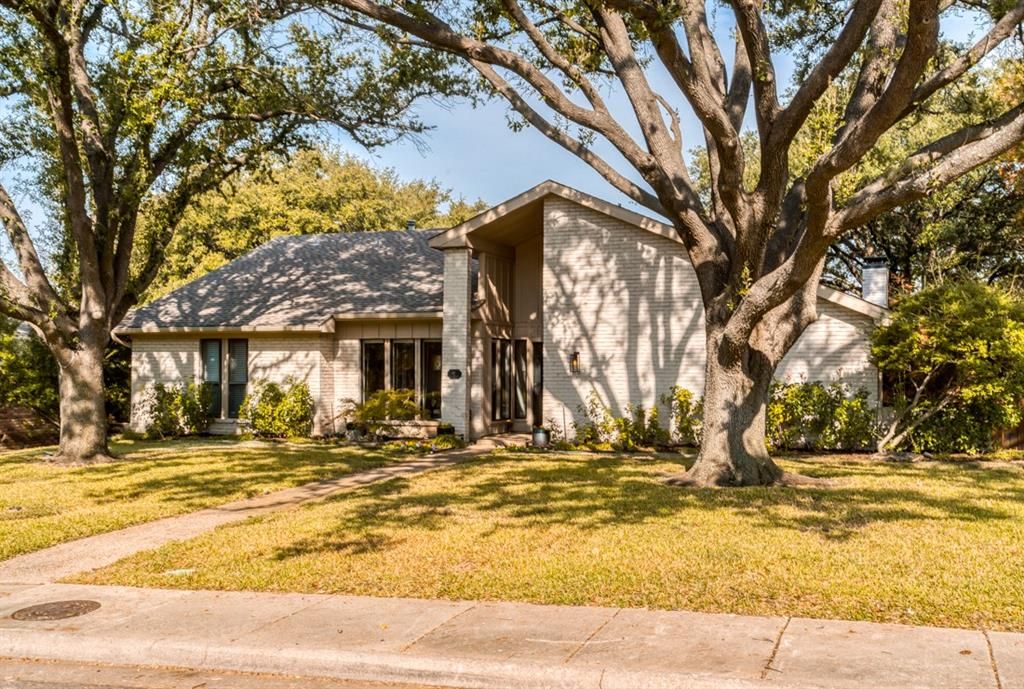 16916 Old Pond Dr, Dallas, TX 75248