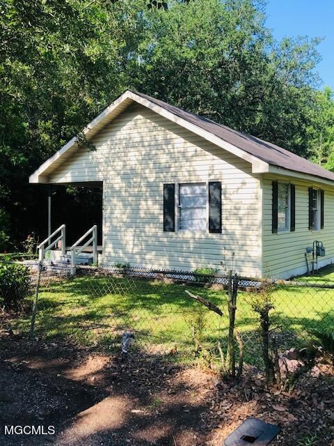 7104 Barnes Rd, Moss Point, MS 39563