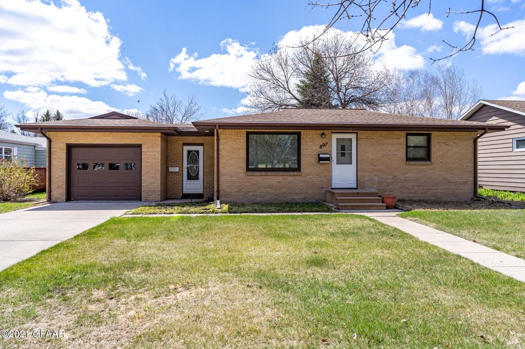 807 19th St NW, East Grand Forks, MN 56721
