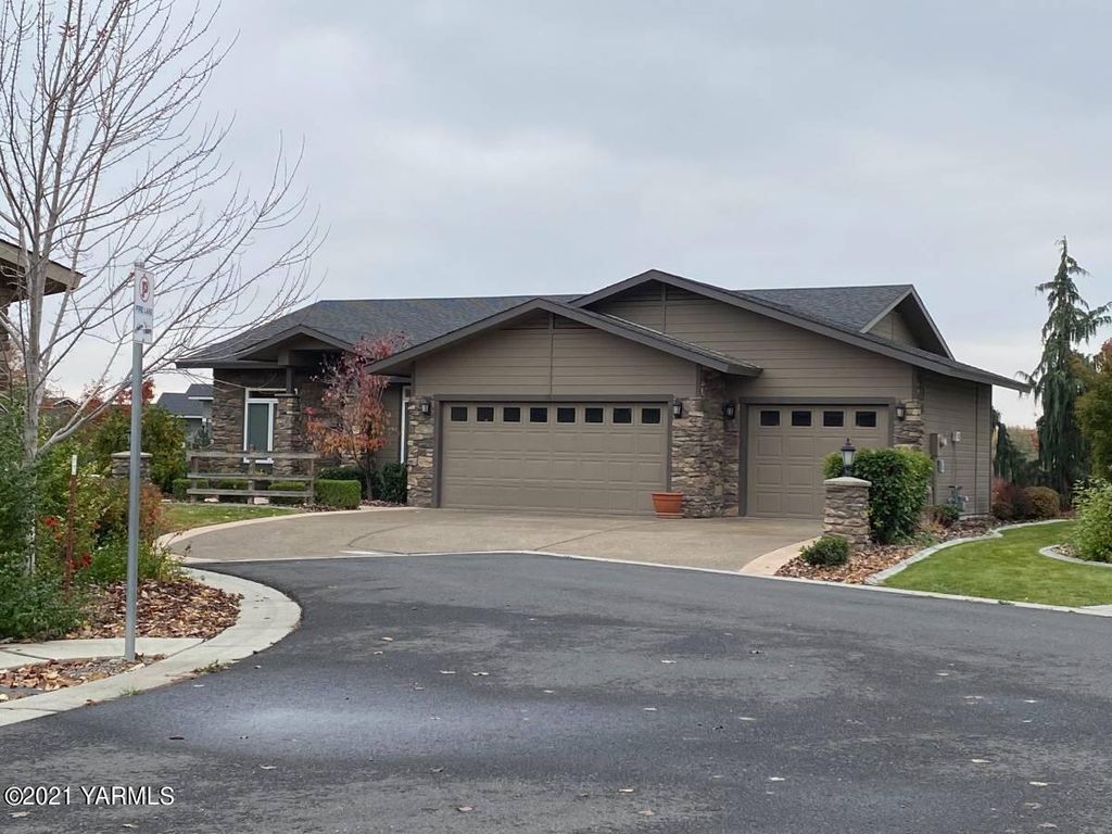703 Kachess Ln, Zillah, WA 98953