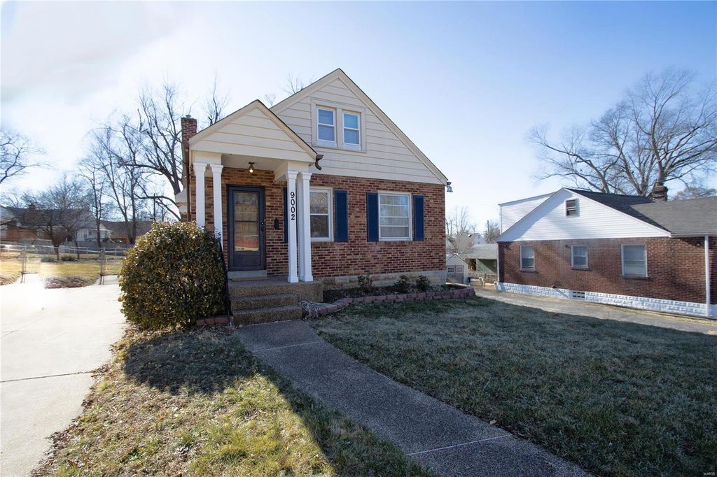 9002 Seneca Ln, Saint Louis, MO 63114