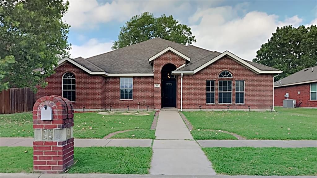327 Fox Hollow Dr, Red Oak, TX 75154
