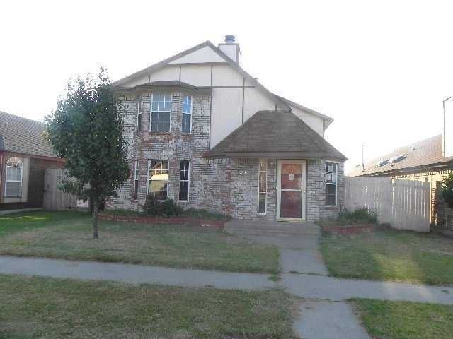 2104 Briarcliff Dr, Moore, OK 73170