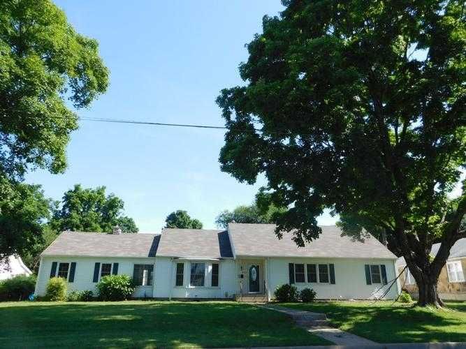 403 E Highland Ave, Carthage, MO - 4 Bed, 2 Bath Single-Family Home