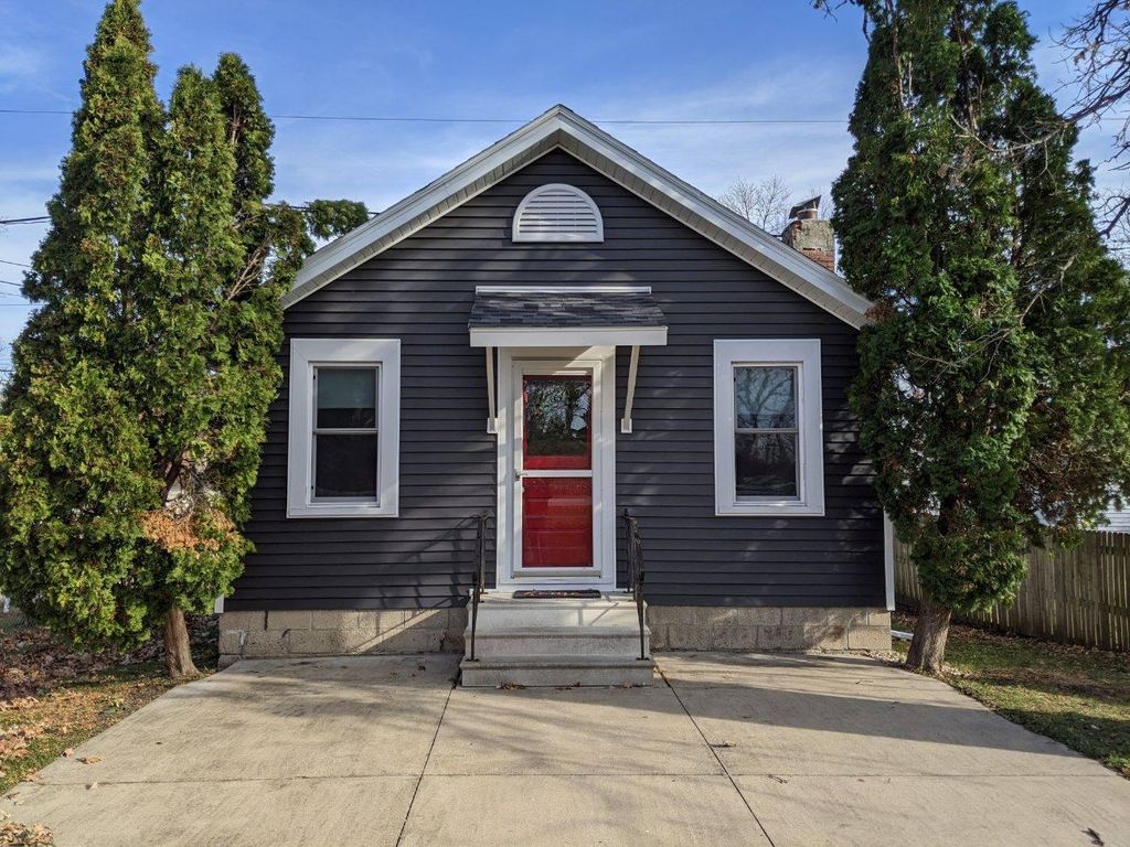 1052 Maplewood Dr NE, Cedar Rapids, IA 52402