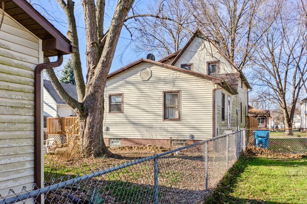 1142 S 5th St, Kankakee, IL 5 Bed, 2 Bath SingleFamily Home 3