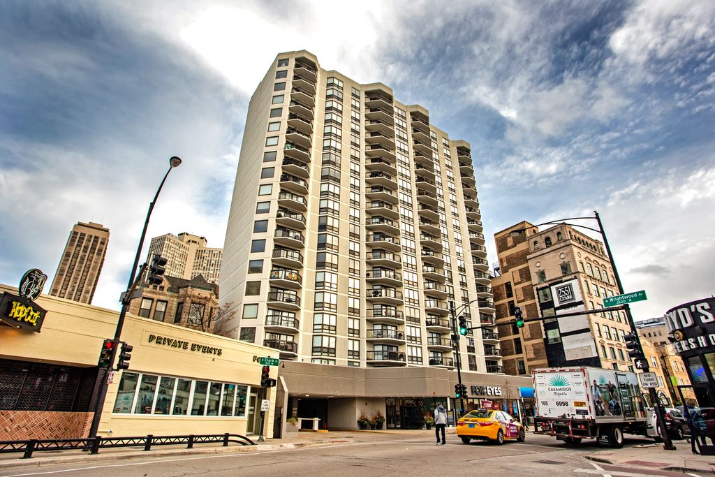 2555 N Clark St, Chicago, IL 60614