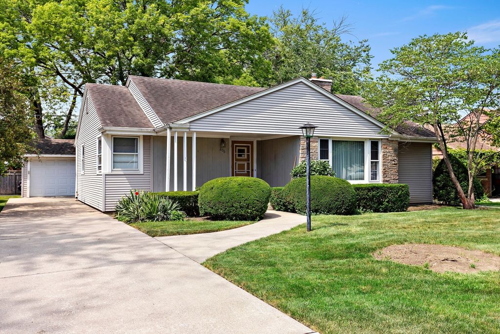 206 Montgomery Ln, Glenview, IL 60025