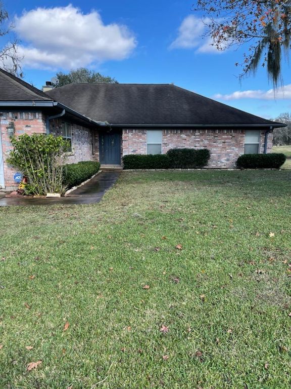 2257 Ridgewood Dr, West Columbia, TX 77486