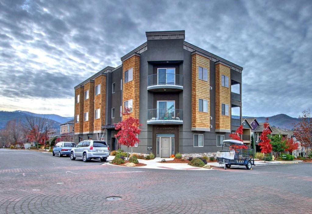 586 Fair Oaks Ave, Ashland, OR 97520