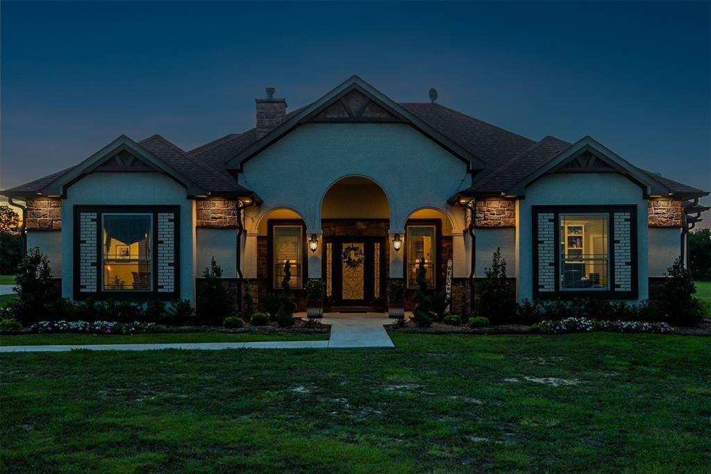 185 Steel Dust Dr, Red Oak, TX 75154