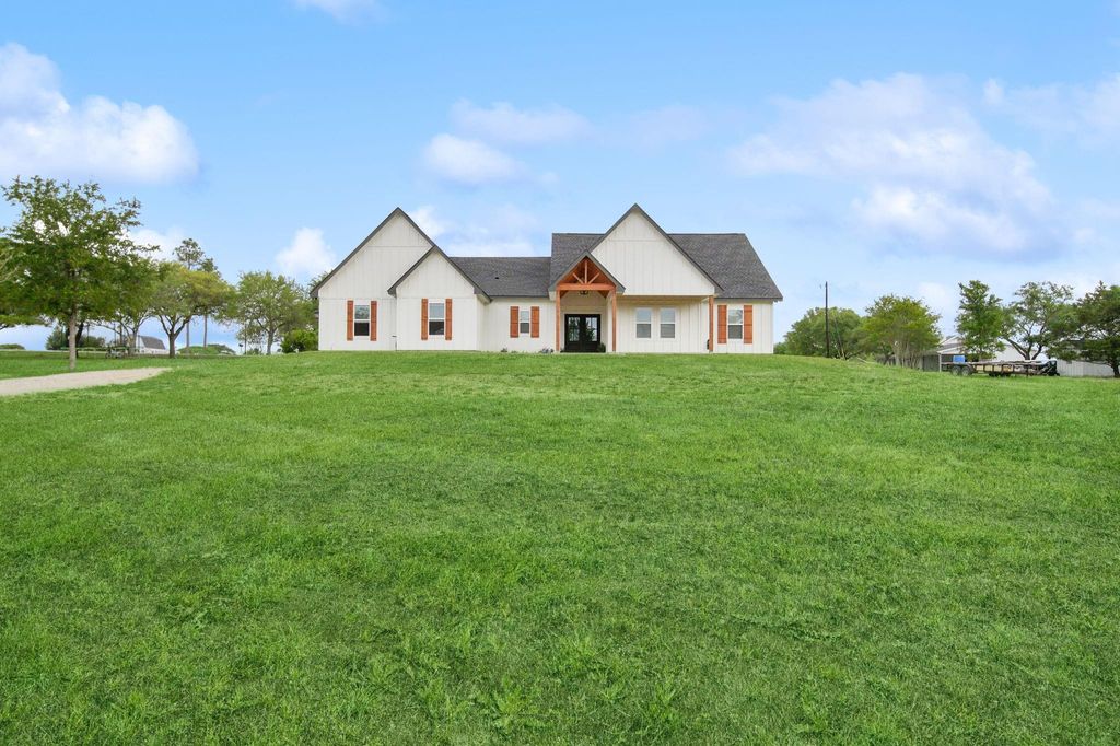 7332 Kurt Dr, Brenham, TX 77833