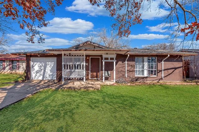 4655 Larkhill Dr, Dallas, TX 75211