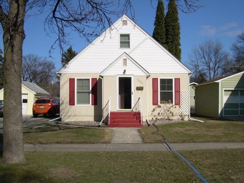 1323 Walnut St, Grand Forks, ND 58201