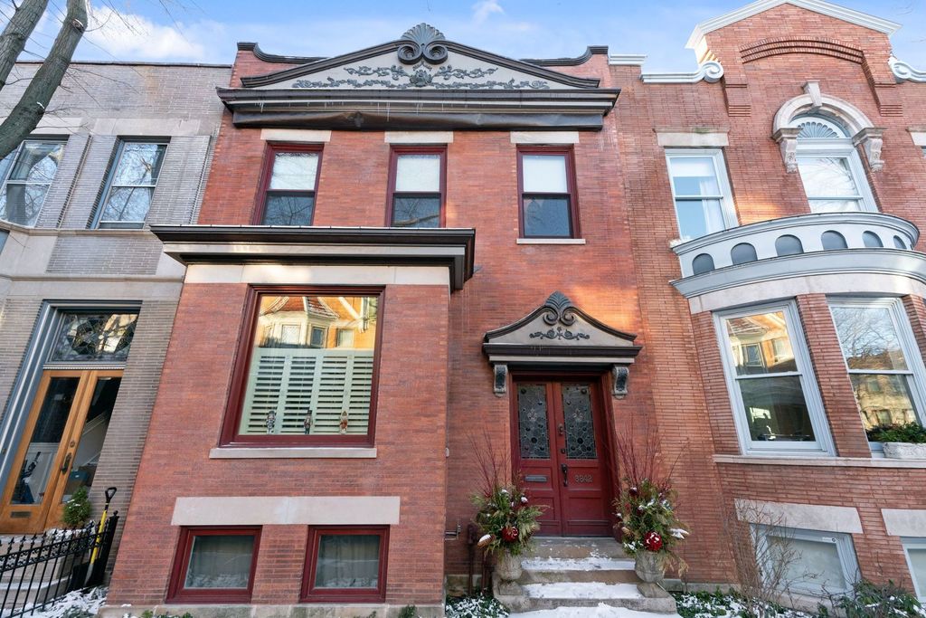 3842 N Alta Vista Ter, Chicago, IL 60613