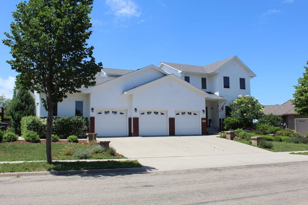 1415 Evergreen Dr, Luverne, MN 56156
