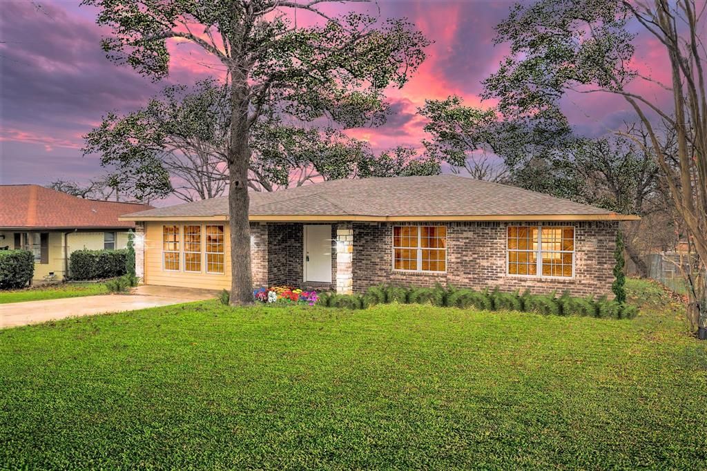 2330 Rockyglen Dr, Dallas, TX 75228