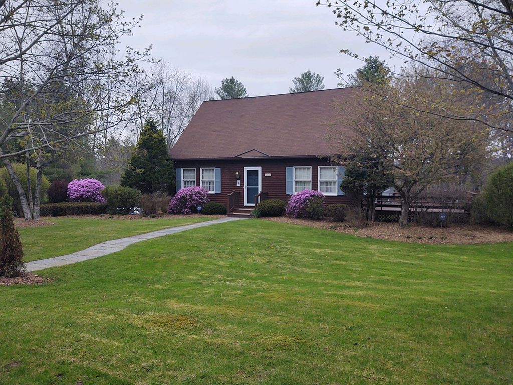 260 Mandalay Rd, Lee, MA 01238
