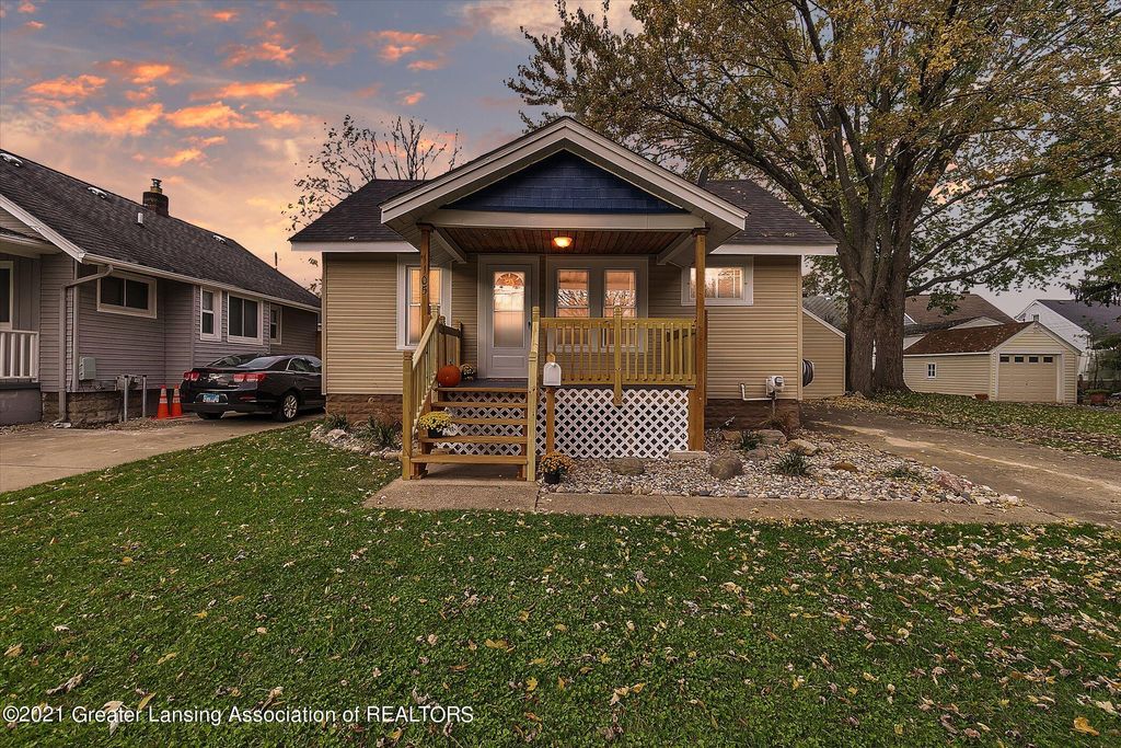 1105 Comfort St, Lansing, MI 48915