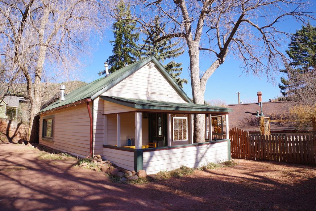 111 Cave Ave, Manitou Springs, CO 80829